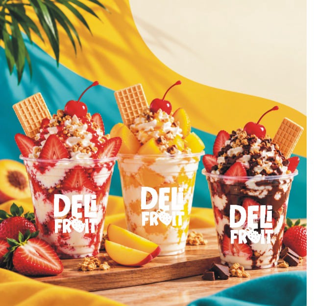 Fresas y duraznos con crema, preparados con toppings
